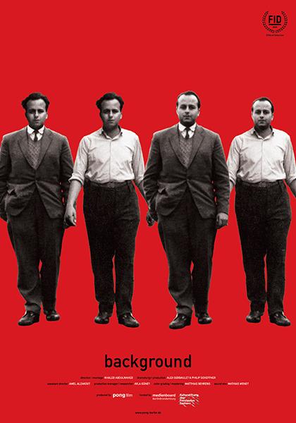 vier Menschen stehen vor rotem Hintergrund